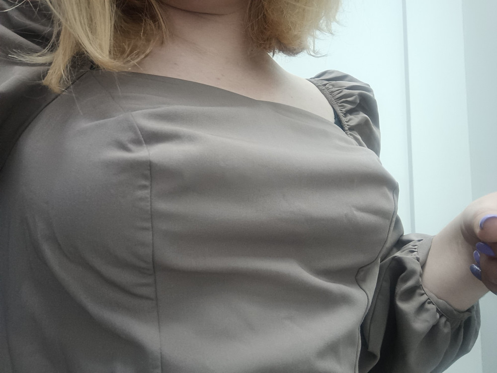 Не соответствует размерной сетке. На 102-85-102 в груди ещё есть место, да и в талии тоже. Ткань нормальная, пойдет) Фасон не мой, конечно. Рост на фото 168. Цвет платья: кофейный.