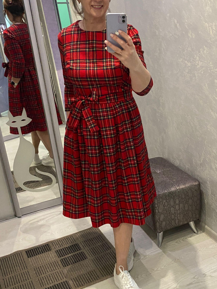 Платье полностью соответствует заявленным критериям, здорово подойдёт для работы, и яркое и классическое и стильное. Мне подошло идеально! Спасибо! 