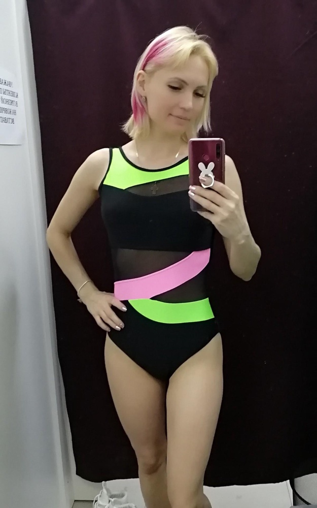 Купальник понравился! Соответствует размеру, есть запасик даже небольшой, потому что закащала на размер больше) яркий, качество хорошее