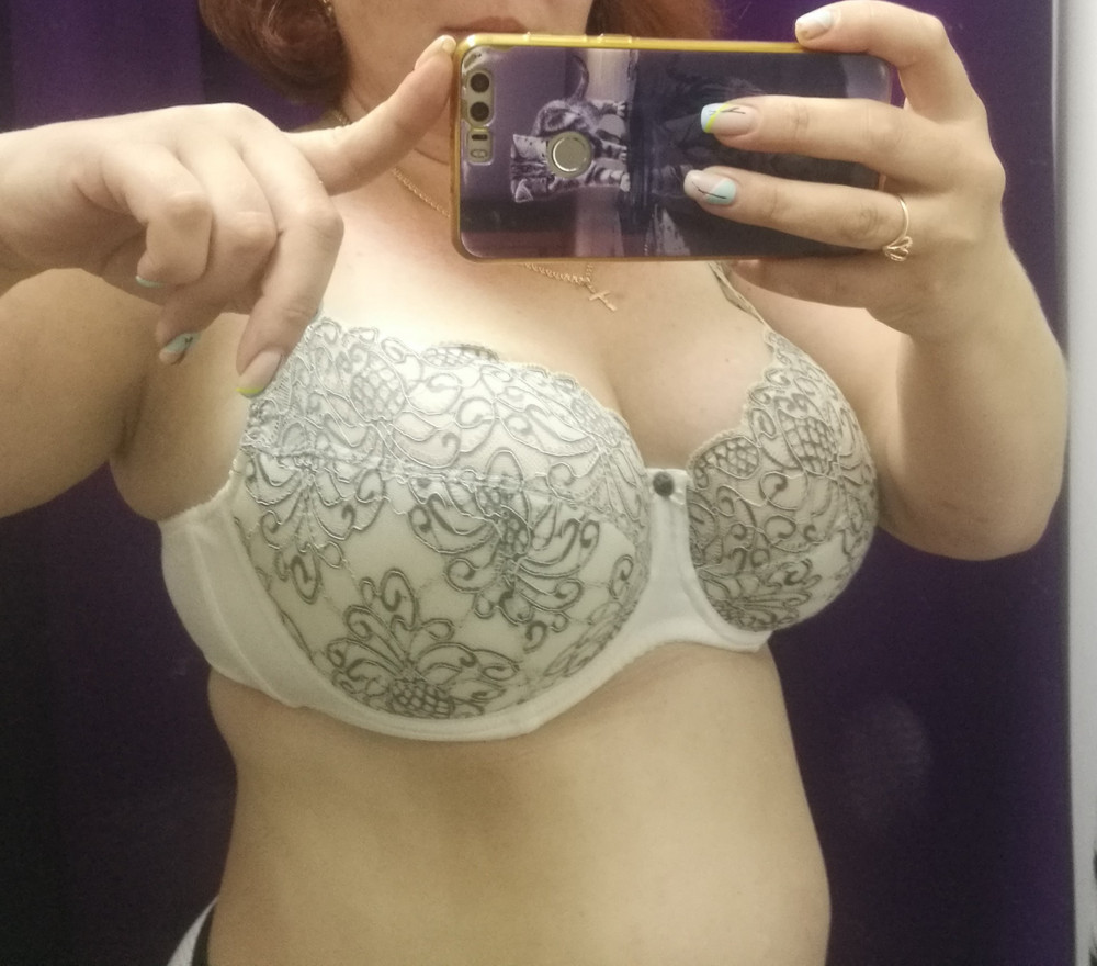 Первое впечатление хорошее. Грудь собрал(95/117, взяла 90G). Есть боковая поддержка.  Сама чашка молочного цвета с серой вышивкой, бретели белые. Посмотрим как будет в носке. 
Может я конечно с размером не угадала, но косточки чуток мешаются, попробую чашку чуть больше взять. В целом  неплохой, ещё трусики к нему закажу.