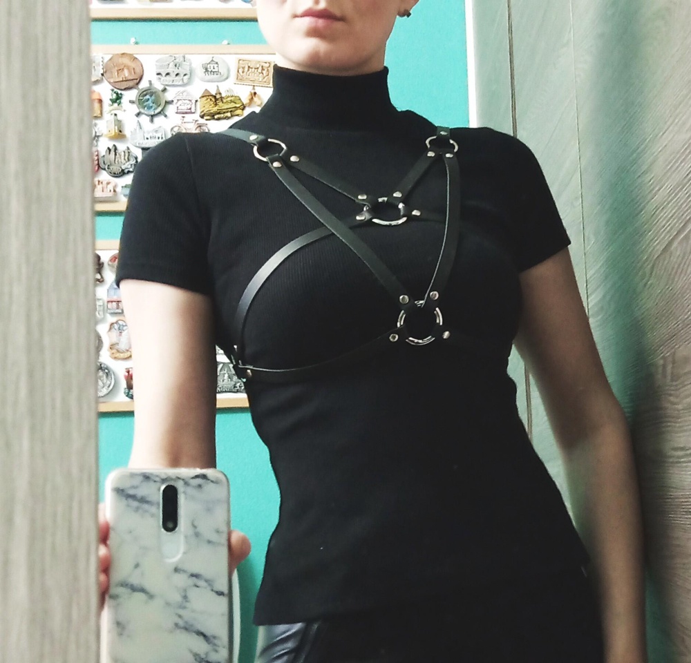 Крутая, качественная, из натуральной кожи. Размерной сетке можно верить, всё точно. Выглядит очень сексуально!