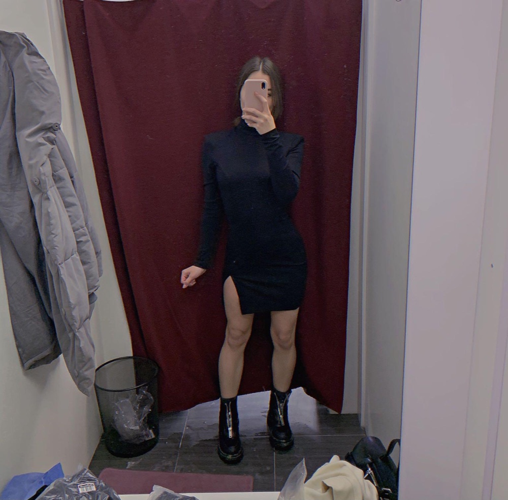 Платье очень красивое, но материал явно дешевле заявленной стоимости. Брала 2 размера, оставила 42, т.к. сидит по фигуре хорошо именно в этом размере, но! даже на рост 163 оно значительно короткое. 44р не оставила, так как в талии большое, хоть в нем и комфортней себя чувствуешь 