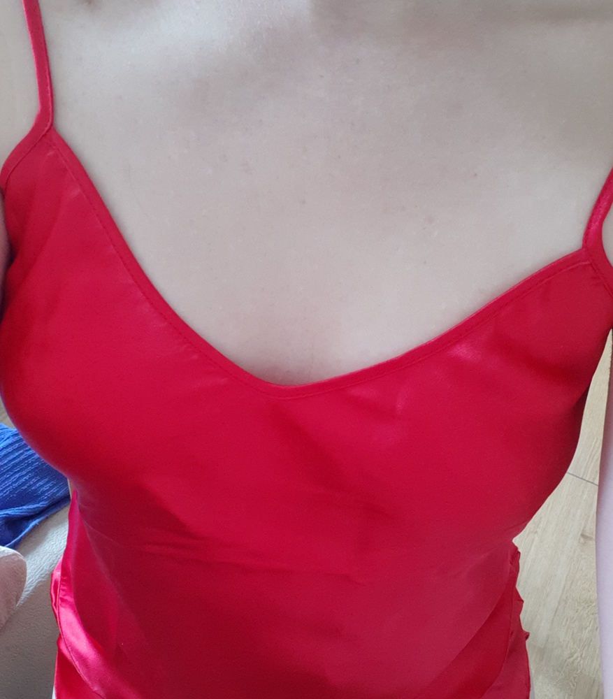 На мой 46 -М села идеально.Качество ткани очень хорошее,блестит,ровные швы,что сейчас редкость везде большая.А главное-секси вид.Мой любимый сочный красный просто идеален.Рекомендую