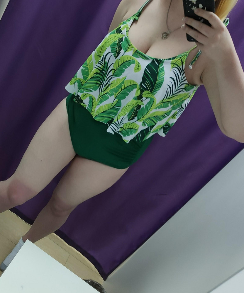 Купальник классный, мне очень понравился. Понравилось все, материал, фасон, пошив.  Заказывая читала отзывы и кто-то писал, что он превращает фигуру в квадрат или увеличивает грудь или плохо сидит, для меня это дело вкуса и конечно фигуры у всех разные. Лично мне кажется, что он прекрасно на меня сел. Хотя я совсем не стройняшка. Купальник хорошо поддерживает грудь, под этим объёмным воланом присутствует бра с чашками, которые при желании можно вытащить через специальное отверстие (я не пробовала), лямки на завязках, тоже возможно отрегулировать как вам удобно, на плавках спереди двойная ткань нижняя чуть-чуть утягивает жирочек накопленный за зиму, верхняя свободная и со складочками, я так думаю чтобы так же немного скорректировать фигуру. Выбирая размер ориентировалась по размерной таблице сравнивая со своими объемами, обычную одежду ношу размер L или XL. Если это будет полезно, то мои параметры такие: Ог-105см
От-84см
Об-108,5см
Рост - 177см