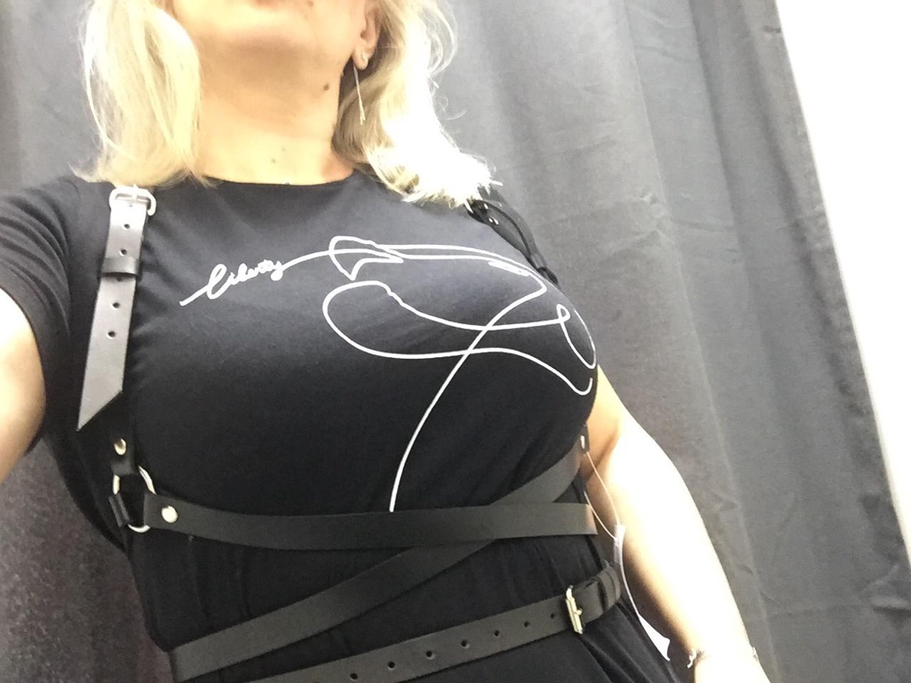 Отличная вещь!как я раньше ее не купила?пришлось правда передвинуть застежку,немного маломерит,но суть не поменялась.огонь!