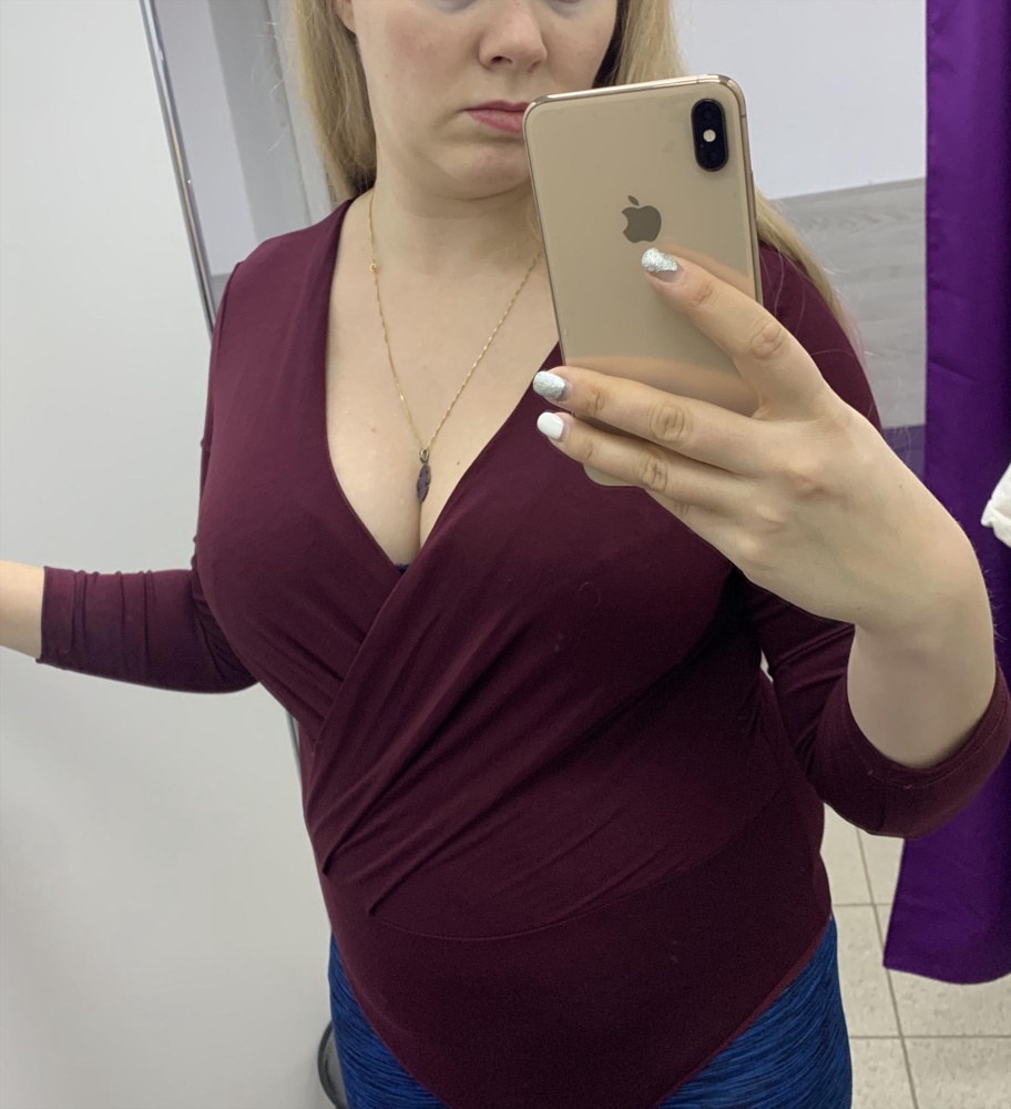 Некрасивый проигрышный цвет, простецкий фасон, грудь начинает смотреться как вымя.