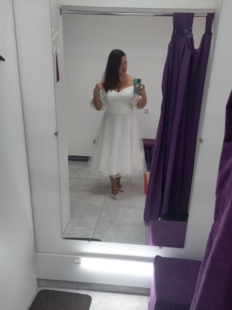 Отличное платье, перемеряла очень много, остановилась на этой модели.
Ткань плотная, слегка тянется, село отлично, в полном образе отпаренное будет ещё лучше, 
Размер ношу 50-52, платье взяла 54 чтобы пройти по груди, если грудь не большая можно брать в размер.
Отличная, стильная модель для большого размера, рекомендую.