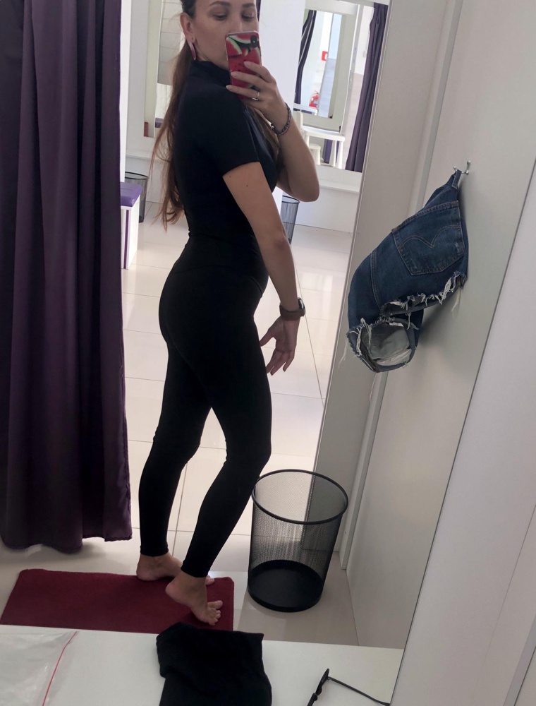 Комбинезон классный! Ткань плотная, швы все ровные, ничего нигде не мешает, удобный! Отлично моделирует фигуру, хорошая утяжка на талии. Больше подойдёт для пробежек на улице, как мне кажется. Для зала я взяла себе тайтсы и майку, так удобнее