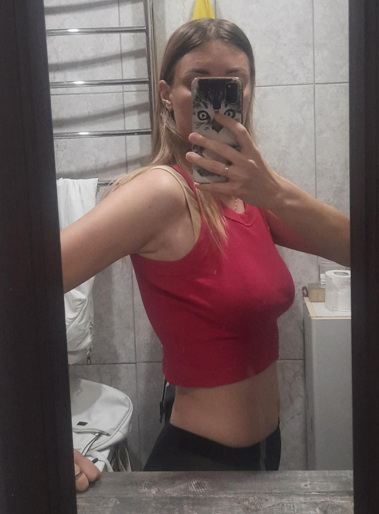 На ог 88 взяла размер Л. Сидит удобно, подмышки не жмет (как пишут некоторые), цвет насыщенный. Пришел чистый, аккуратно упакован, ничем не пахнет. Нареканий нет, однозначно 5 звезд