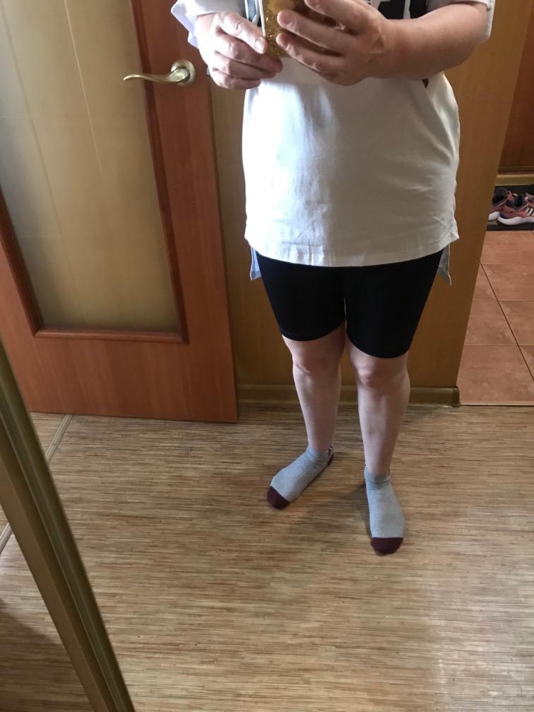 Брала в размер. Качество отличное, в самый раз на пробежку летом. Рекомендую к покупке 