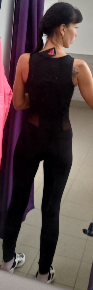 Ткань приятная к телу,можно носить без лифчика. На этом для меня плюсы закончились.на свой ОГ 82*ОТ 70*ОБ 91 взяла S.Если посмотреть на первое фото(засветила вспышкой),комментарии будут лишними🤦‍♀️. Штанины ну очень длинные,это видно по последнему фото,сантиметров 7 точно можно бы отрезать,а вот "нагрудную" часть наоборот, как будто на неё ткани пожалели,если в комбезе заниматься на гамаках,то при перевороте грудь выскочит. Отказ