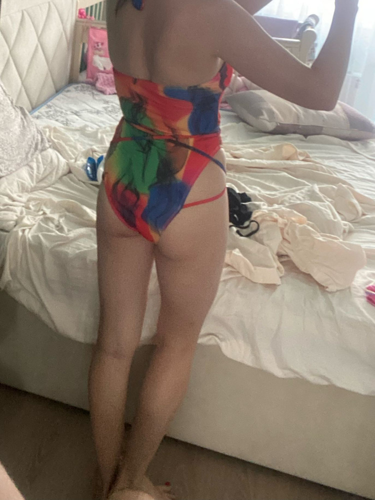 Очень необычный, красивый. Материал не вшивый, добротный, в груди тонкие вкладочки, и все детали аккуратные. Мне не подошёл, потому что видны боковые шрамики после лапароскопии((