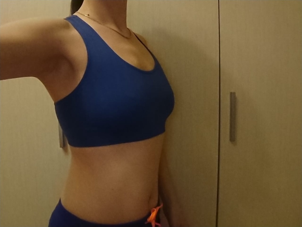 Отличный топ для маленькой груди. Специально брала побольше, чтобы нигде не пережимало и ткань сильно не растягивалась. Подойдёт для занятий спортом, надевать под футболку вместо бюстгалтера. ОГ 92, полнота А/В. Закажу, ещё в других цвета, если не полиняет после стирки. 