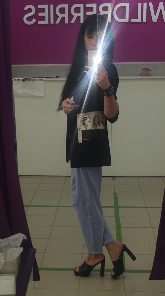 Мне они по душе. Теперь по порядку. Пришли не с первого раза, в первый раз положили разнобой размеров в коробку. Маломерят, на свой 38, взяла 39. По качеству, клей видно и везде))). По поводу удобства, ну на 75% тянут , думаю попривыкну и будет норм. Насчёт цена/качества, может быть кому то покажется дороговато за это качество и экокожу, но я их выкупила, они очень эффектные и как по мне, цена соответствует качеству. В общем, Я довольна!!!))))) и да, sorry, за мои чумазенькие пяточки, слегка красится кожа в моих балетках.