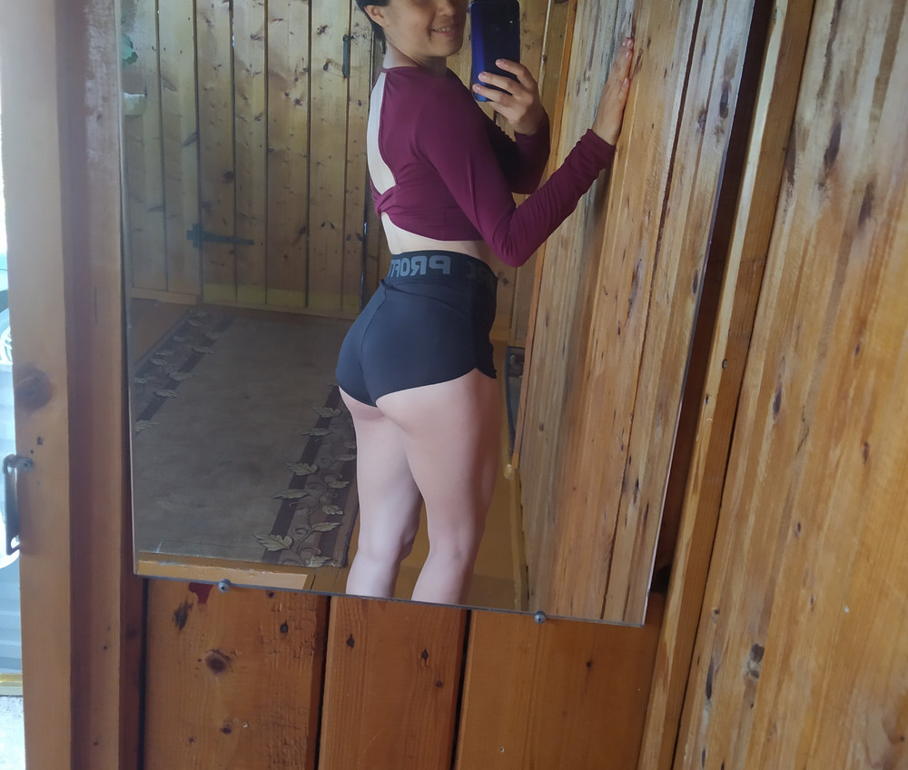 Об 94, от 70 сел идеально как и хотела, но чтобы сел плотно в талии можно взять на размер меньше
Очень мягкая, тянущая ткань, сшит прекрасно, силиконовая резинка даже в свободном положении держится на талии