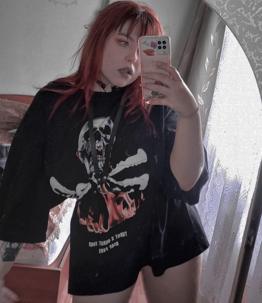 упаковка, доставка и качество на высоте. чокер очень приятный подарок. 
не очень практичная вещичка и без лифчика в ней не походишь. я дама крупная, может будь чуть меньше, то смотрелось бы отлично. надеюсь мы с ней полюбим друг друга.♡