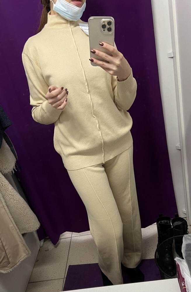 Очень тёплый зимний костюм, вязаный трикотаж с добавлением шерсти. Хорошее качество. Цвет не совсем молочный, тёплый светлый беж. На мой 44-46 размер подошёл отлично. Очень выигрышно смотрятся простроченные стрелки на брюках. В общем, осталась очень довольна. Спасибо.