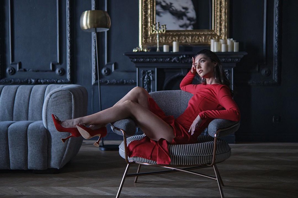 Идеальное платье! Цвет, ткань-все, как на картинке! Единственное, для моего роста 161 и маленькой грузи оказалось великовато, пришлось немного «подшаманить» на машинке) а так-супер! На своём 30-летии я была звездой)))