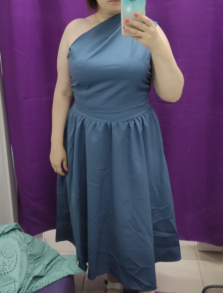 Несмотря на скромность платья, выбрала именно его. На параметры: 103-90-110, рост 153, подошло. Возраст 40+. Несовершенства фигуры скрывает (живот и бёдра, тип фигуры - груша.) Дополню. туфлями и скромными аксессуарами, будет неплохо.