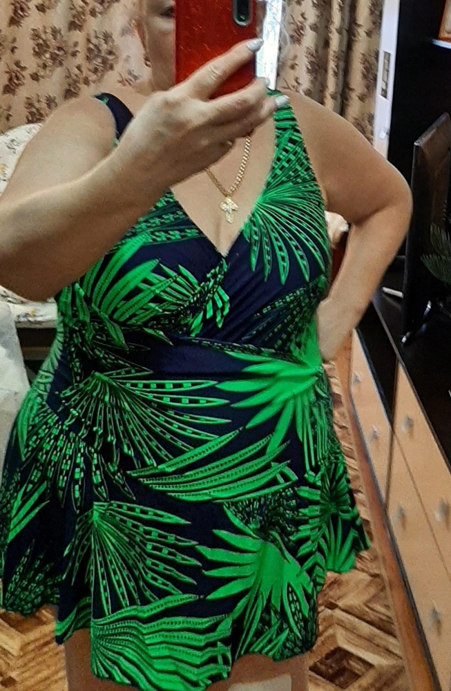 Очень красивый купальник, можно ходить как в сарафане, юбочка замечательного кроя, очень стройнит не смотря на большой размер, очень качественный материал, пришёл быстро, продавца рекомендую, очень красиво сшит в груди, драпировка но животе, всё замечательно брала 62 р, ог 122 об 135  но если ог больше то тоже будет очень красиво.