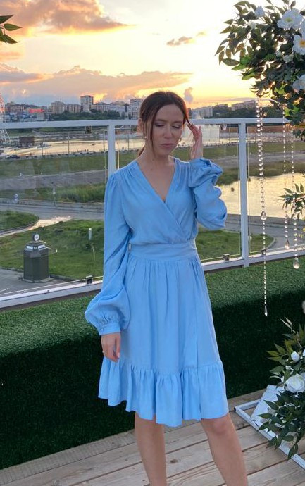 Платье офигенное) Брала на свадьбу, ловила одни комплименты - от мужа в первую очередь. Ткань тактильно очень  приятная, лёгкая, струящаяся, в жару не жарко было. Немного пришлось перешить, так как талия была не на моём месте. На рост 157 слишком низко. Но это того стоило! Теперь моё любимое платье. Заказывала с аккаунта мужа, если что)