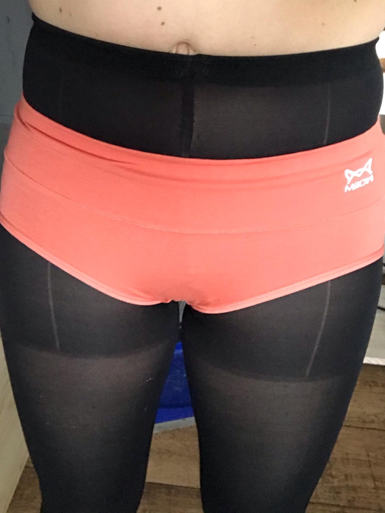 Наглый обман насчёт посадки!!! Прикладываю фото. Составляла обращения, звонила на горячую линию, указывала также продавцу через строку «Сообщить о неточности», но воз и ныне там. Хорошо, что удалось вернуть товар. Девочки, обратите внимание, теперь нижнее белье на вб подлежит возврату, вернула без сожаления. Судя по отзывам, некоторым все же попадаются трусы высокие- но это лотерея, мне не повезло, пришли низкие 🤷‍♀️И кстати эти трусы с али, там стоят 136₽/шт. Поищите по названию фирмы