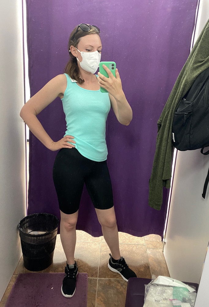 Написали что маломерит сильно, заказала 46, но мне большая. Так что скорее всего размену соответствует.
Но Майка плохо держит форму , думаю через 1 стирку она просто растянется и потеряет форму вообще 