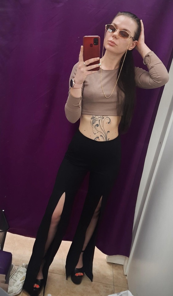 Красивые брюки, но остался размер только для высоких, все равно взяла, потом подрежу) ткань приятная, тянется. Рекомендую