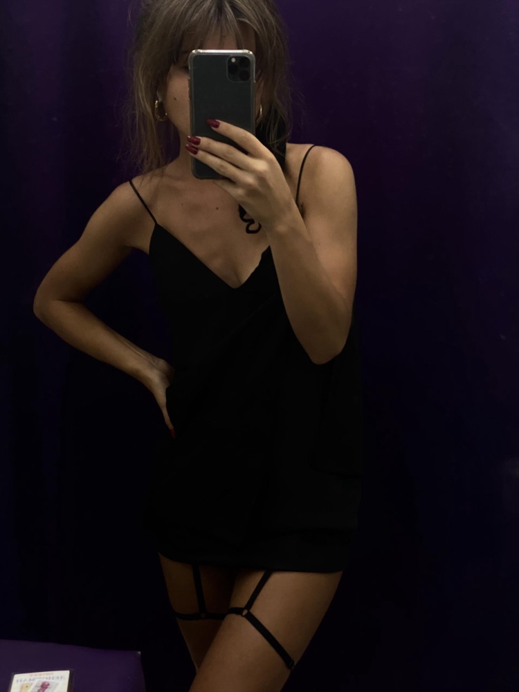 За 250 рублей пойдет, Коробка «в шоке» приехала😁 но блин..это же вайлдбериз, что вы хотите. мне нравится, что кольца(крепления) чёрные и в одном оттенке с бретелями..и нравится , то что гартеры тонкие ..торчащие ниточки убираются легко (я зажигалкой убираю) можно ножницами.