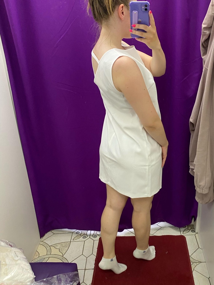 Качественное платье! Не просвечивает! Именно то,что хотела! И с каблучками и с кросовками. 