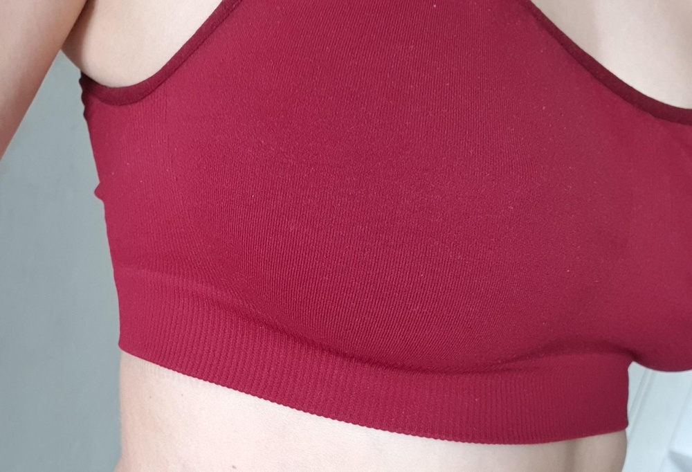 Хороший топ, брала ходить дома, для кормящей мамы это очень удобный вариант. Взяла l/xl, мой размер одежды М, заказала специально чуть по больше, что-бы не давил, в итоге очень комфортно в нём. Девочки, это не тот l/xl который мы все знаем, у этого топа этот размер как-будто чуть больше М, берите смело по больше размер, не прогадаете. Качество 👍