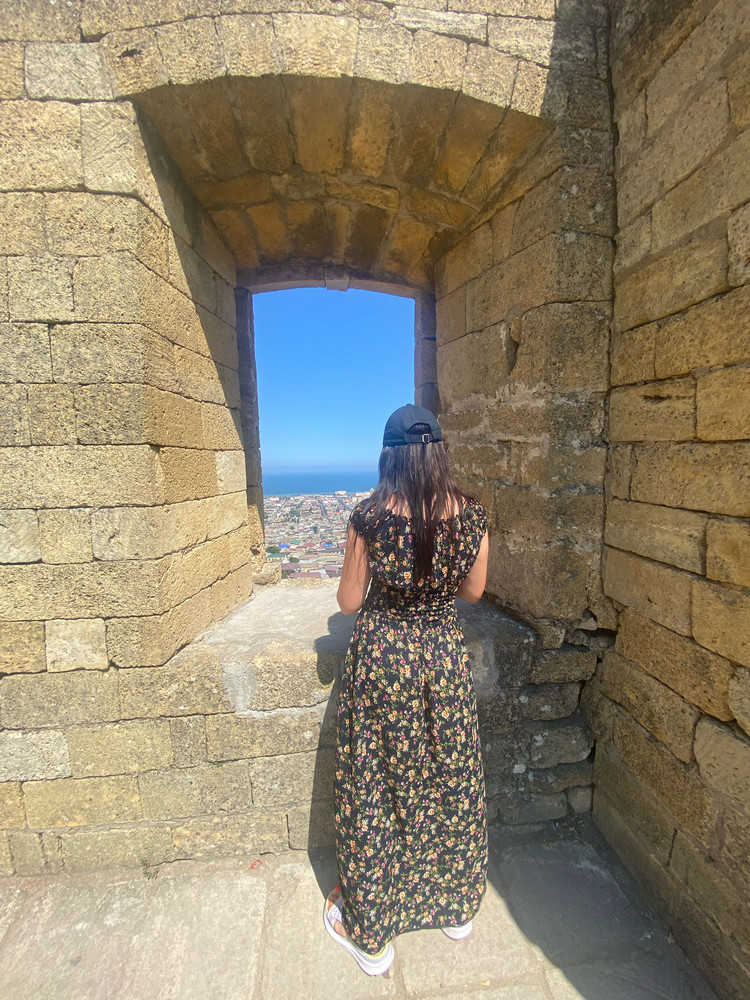 Платье лёгкое и удобное, на рост 167 в пол и подшивать не надо. 