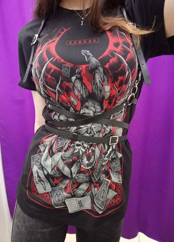 Отличная портупея, давно хотела что-то подобное, искала ранее на китайских сайтах, но наткнулась на ВБ и недолго думая, заказала. В примерочной как и большинство немного потупила, а потом поняла, что надеть её довольно просто😆😅
Качество отличное, тем более за свою цену, ремешки крепкие, легко регулируются под ваши параметры, и в пир и в мир и в добрые люди. Вообщем всем осталась довольна˚✧₊ᕦ( ͡° ͜ʖ ͡°)ᕤ᷀ົ⁎⁺˳✧