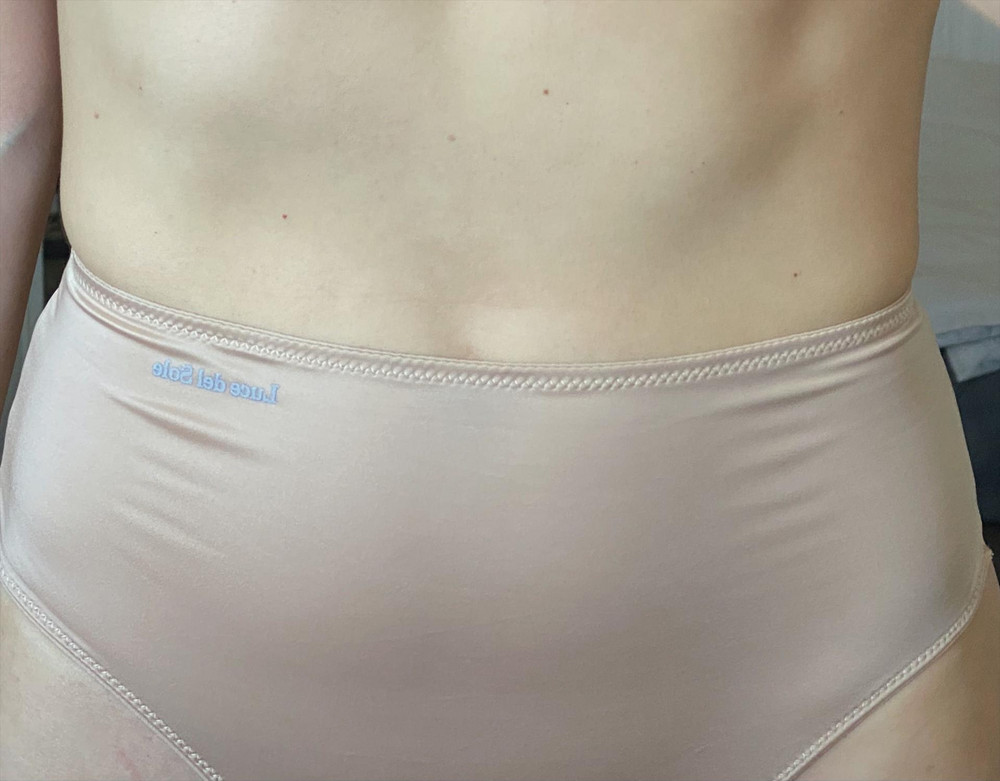 Кайфовые трусики. Атласные, шелковистые, не чувствуются на теле и не видны сквозь слегка просвечивающую шелковую одежду (у меня бежевые). Трусики для девушек телесных, для кого важны прикосновения одежды, кто любит шёлк и нежный кашемир. Ну а цена для экономных девушек:)) 