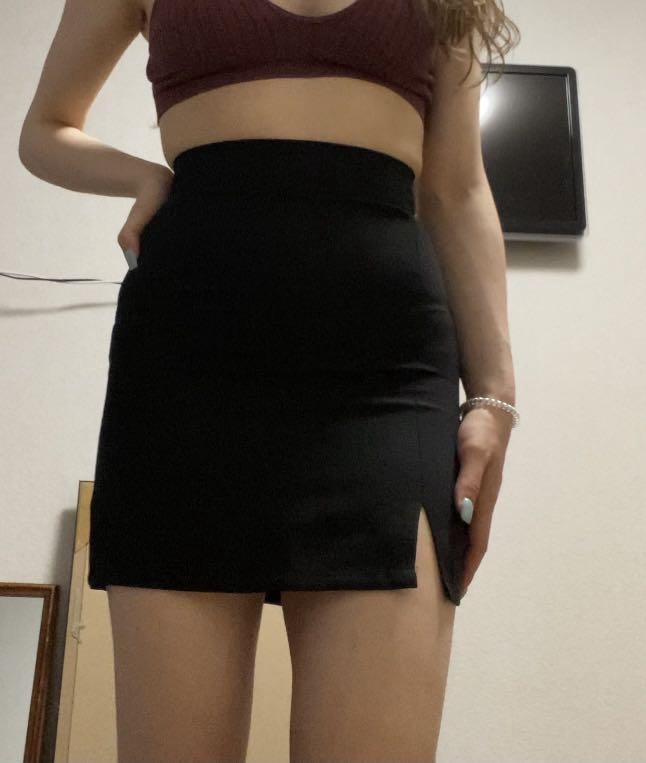 Отличная качественная юбочка, по размеру подошла идеально, села как я и представляла себе. ничего не просвечивает: материал достаточно плотный)