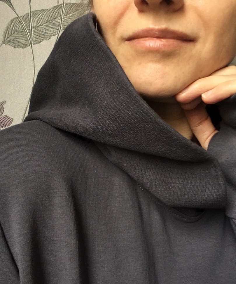 Спасибо производителю за качественную вещь. Решалась долго,  платье такого фасона из футера низкого качества на девочках моего возраста(44 годика мне) смотрятся ужасно небрежно. Перечитав кучу отзывов, особенно ту часть, где возвращаются повторно за платьем в другом цвете, решилась. Чтобы попасть в размер, взяла на выбор L(синее, деним) и XL(графит, серебристое). Мои параметры рост 165 см, ОГ 88, ОТ 69, ОБ 100. На фото в примерочной WB примерила оба.  Не знаю как в отзывах с моими параметрами берут  М и С, я так не могу, конечно тогда и возникают вопросы к карманам торчащим. У меня ничего не торчит и шагаю тоже норм. Возможно L было б лучше, но пришедший цвет и цвет  сайта - две разные вещи(сделала коллаж специально. синее под синим. серое под серым. К серому вопросов нет, к синему таки имеются - пришёл чистый синий цвет, а на сайте  приглушенный и чуть в зеленцу) И ещё решила показать капюшон, который изнанкой невнимательных  приводит в ступор)) Хочу ещё, выбираю цвет. Рыжее хочу) 