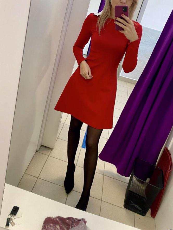 Очень понравился и фасон, и пошив. Ткань тянется, достаточно плотная. Цвет как на картинке. Длина на рост 172 выше колена на 10-15 см. Стройнит. Спасибо продавцу.