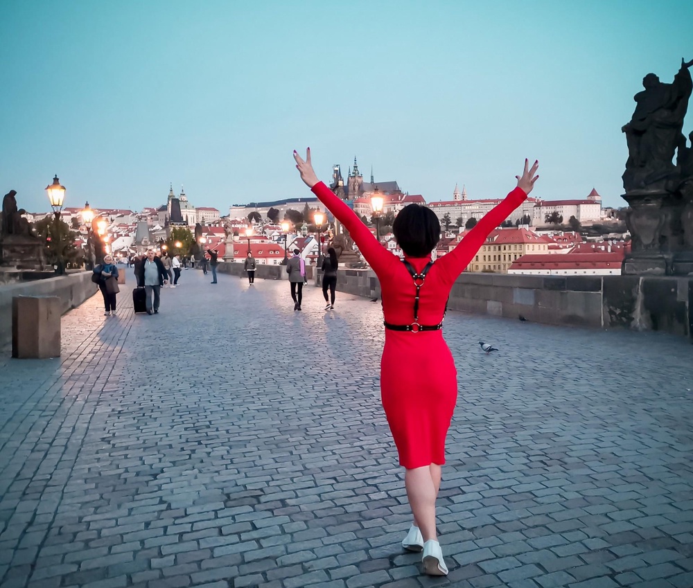 Отличный аксессуар! Многим скучным нарядам придает изюминку