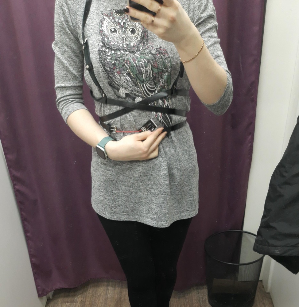 Клёвая портупея.Пришла в чёрной упаковке Натуральная кожа, мягкая,но очень маломерит по размеру,даже на талию в ОТ в 70см....на совсем худеньких девушек, пришлось отказаться, а так очень понравилась, товар рекомендую, достойная вещь, жаль не подошла по размеру (