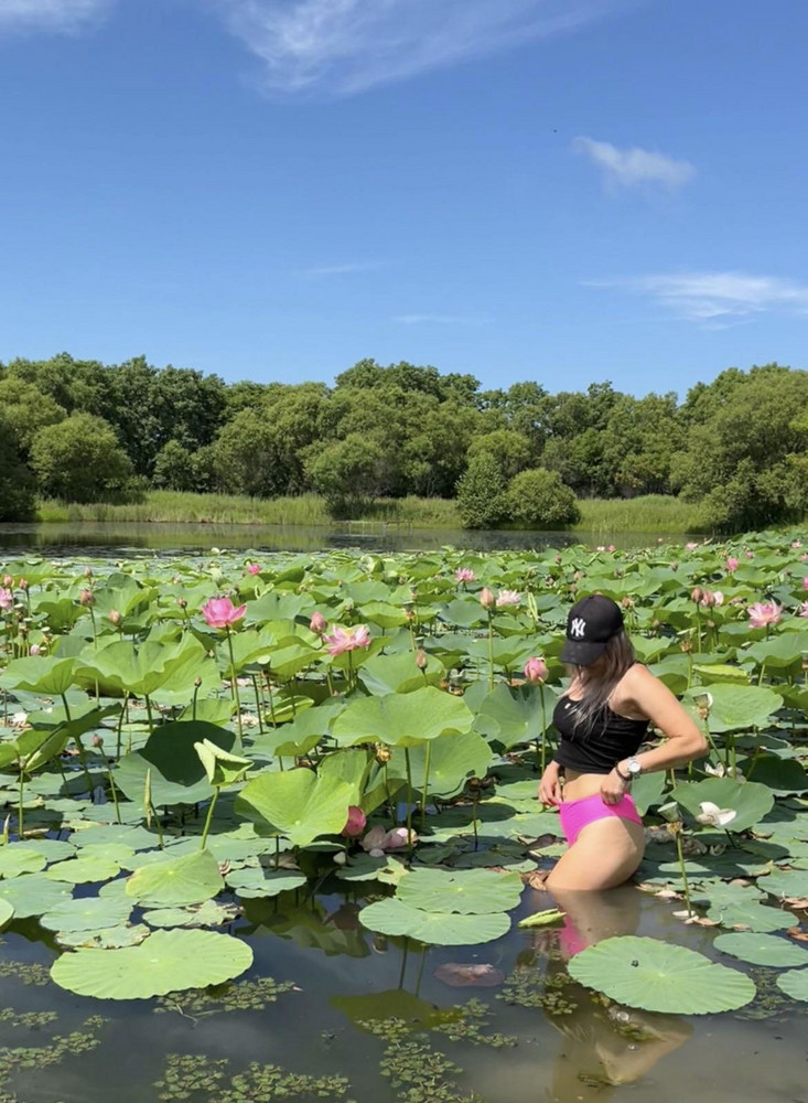 Плавки очень крутые. Посадка высокая живот закрывает. Стирала на 20 градусах Ничего не полиняло. На ОБ 96 заказала размер М 
