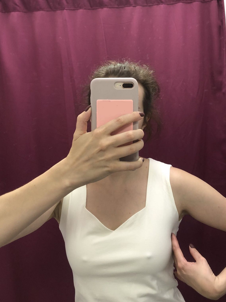 Впритык подмышками. Не очень понравился, сзади особенно выглядит колхозно