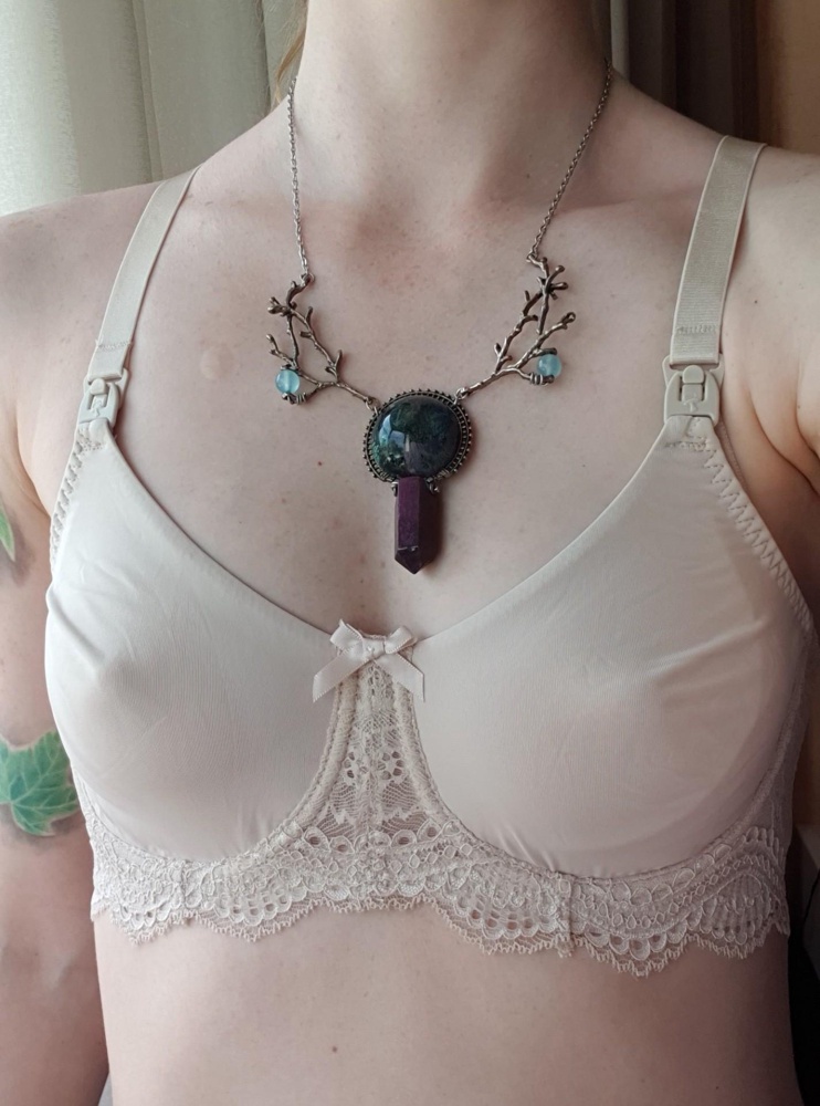 Это лучший лифчик для кормления что у меня был! Я правда по началу расстроилась, думала внутри будут чашки для формы, а не ткань. Но так даже лучше и эротичнее. К сожалению для мам нижнее белье, обычно, полный антисекс.