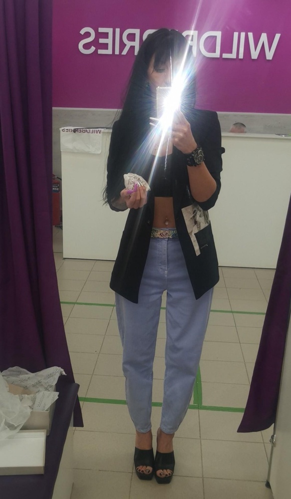 Мне они по душе. Теперь по порядку. Пришли не с первого раза, в первый раз положили разнобой размеров в коробку. Маломерят, на свой 38, взяла 39. По качеству, клей видно и везде))). По поводу удобства, ну на 75% тянут , думаю попривыкну и будет норм. Насчёт цена/качества, может быть кому то покажется дороговато за это качество и экокожу, но я их выкупила, они очень эффектные и как по мне, цена соответствует качеству. В общем, Я довольна!!!))))) и да, sorry, за мои чумазенькие пяточки, слегка красится кожа в моих балетках.