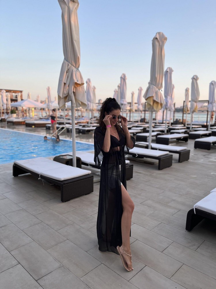 Замечательное приобретение этого лета))) мой рост 167- туника немного по полу волочится, но не критично ))