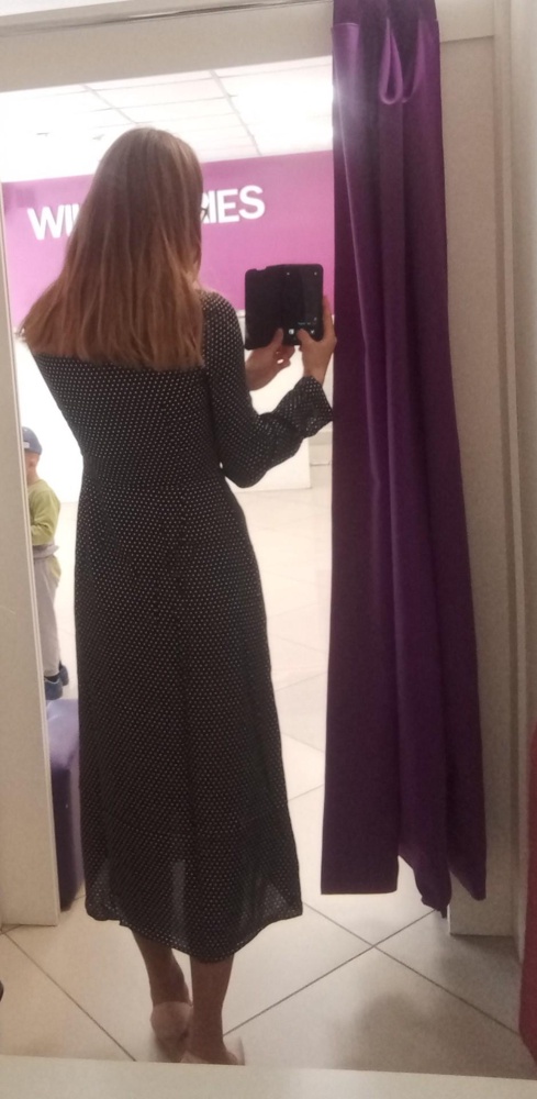 Ткань тонкая, на жаркую погоду. Село идеально на рост 170, вес 56 (размер 42). Местами торчат нитки, но это мелочи.