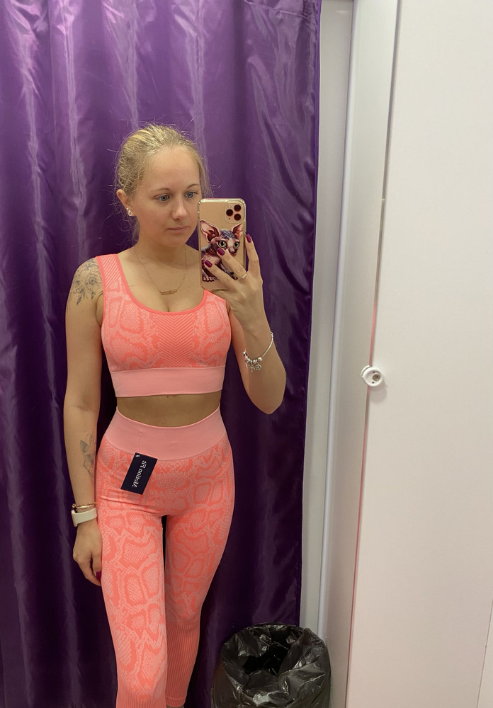 Костюм хорошего качества, никаких торчащих ниток. Ткань плотная, но мягкая, приятная к телу. Цвет яркий, соответствует картинке. Лосины сели идеально, а вот топ сильно стягивает грудь. Отказалась в пользу другой модели.