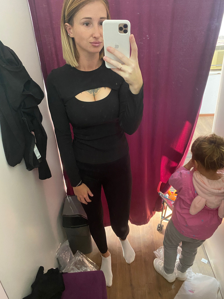 Заказала сначала за 1100, через пару часов цена 775, заказала дешевле , первую на возврат , это первое , второе размер что 44, что 46 одинаковые , разницы не заметила , качество нормальное , нитки правда везде торчат , отрезать конечно не проблема , в общем покупкой довольна
