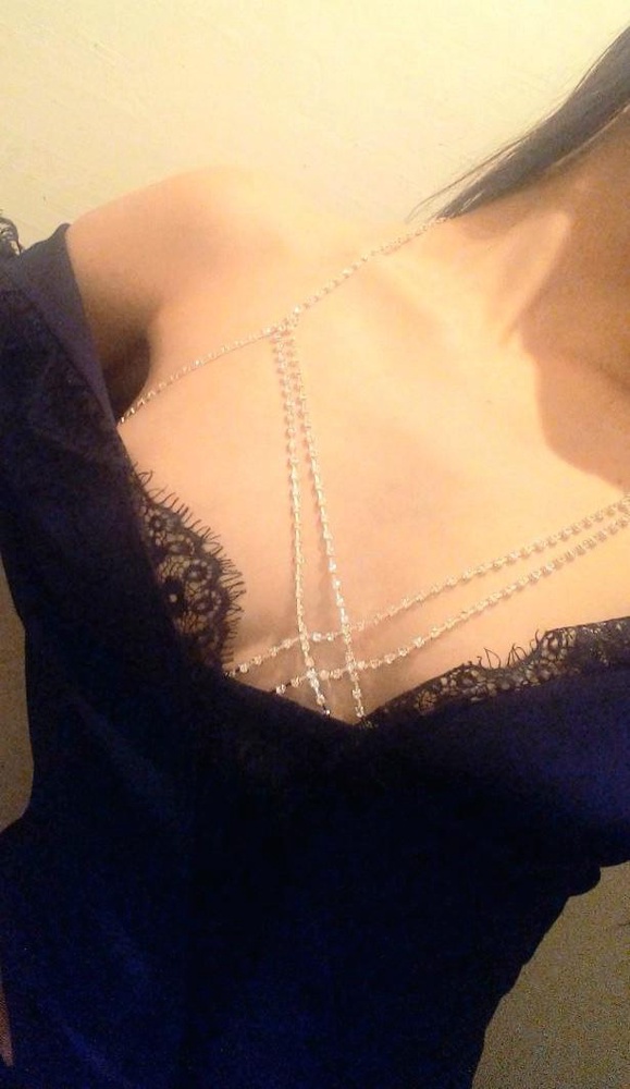 Цепочка оч крутая, пришла хорошо упакована, стразы все на месте, очень красиво блестят. А цена вообще супер. Спасибо продавцу, рекомендую.