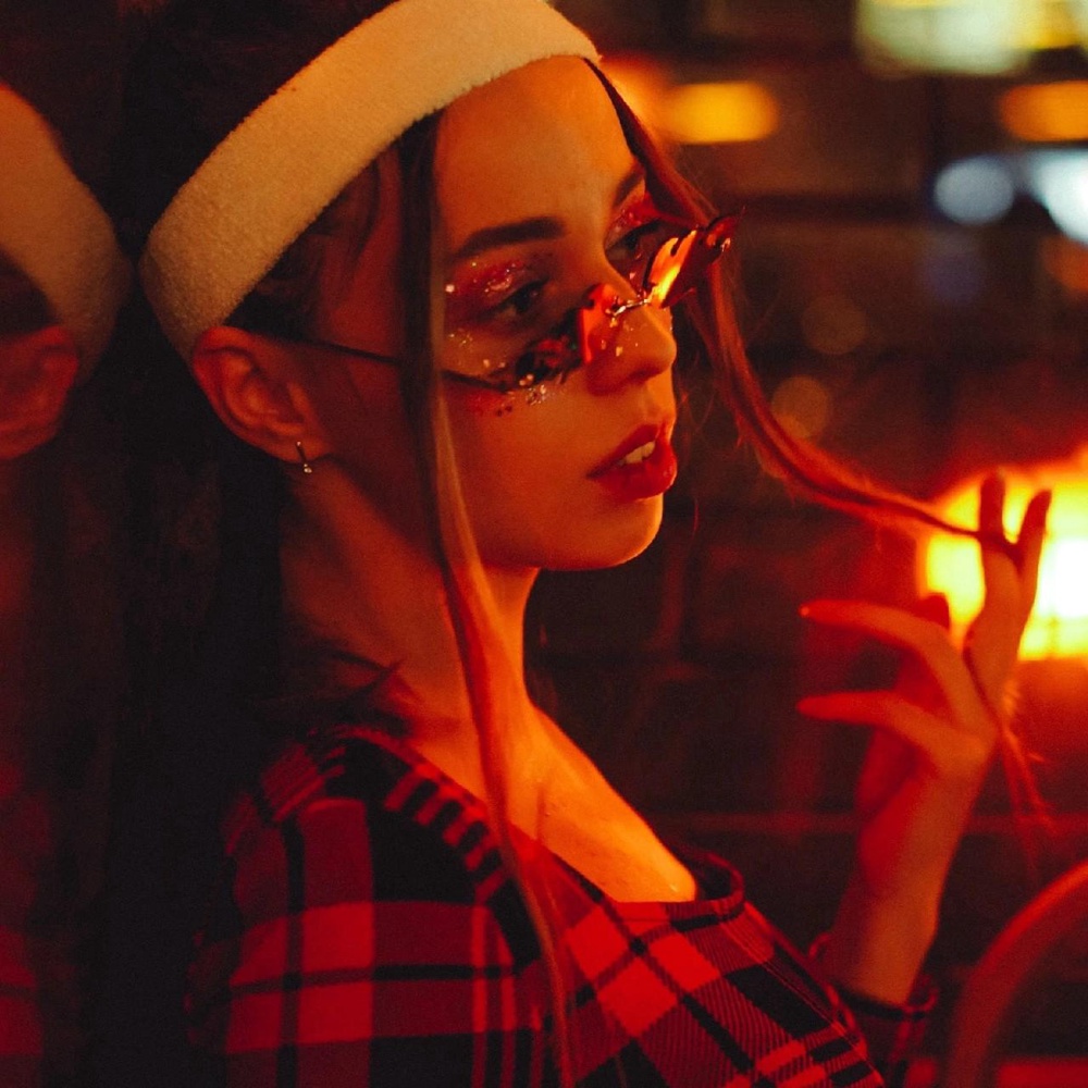 Классные очки, отлично подойдут на вечеринку или фотосессию. Не думаю, что их комфортно носить в повседневной жизни, но как аксессуар к образу - топ. Кончики пламени довольно острые, я исколола своего мужа :)