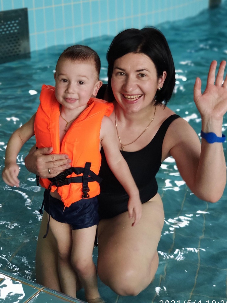 Согласна, большемерит, показалось, ерунда, борит в вырезе. В бассейне стало ясно что велик. Перезаказала на 48р, другое дело, можно сказать фигура красивая, потому что плотнее сел. Ношу 50р огонь 103, от 90, об 117